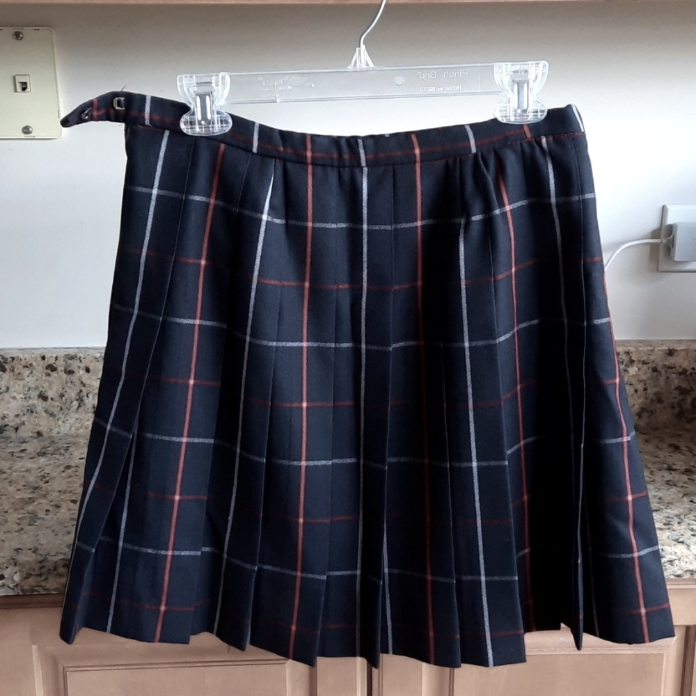 Vintage BURBERRY Black, Red, White Plaid Pleated Wool Skirt Sz.8